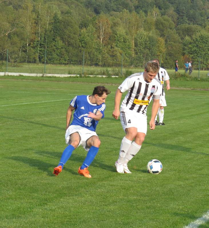 Oblastní I.B třída - 8. kolo: Spartak Kaplice (bíločerné pruhované dresy) - Sokol Suchdol nad Lužnicí 5:2 (4:0).