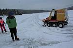 Úprava ledové dráhy na lipenském jezeře není jednoduchá.