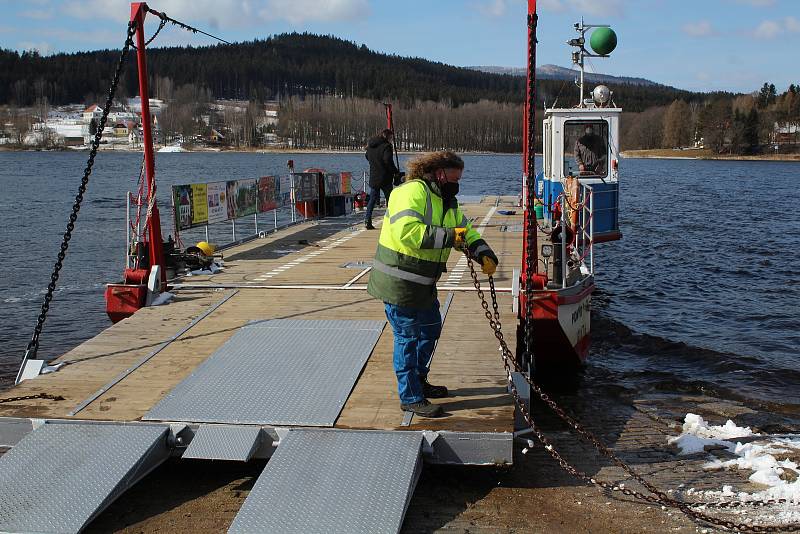 Hornoplánský přívoz byl v pondělí znovu spuštěn na lipenské jezero.