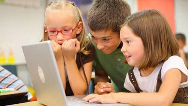 Děti u počítače, ilustrační foto