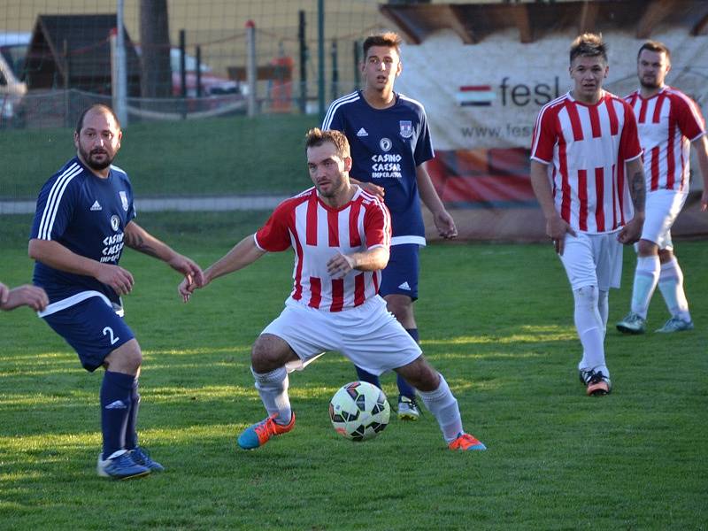 Okresní přebor muži - 6. kolo: FK Dolní Dvořiště (modré dresy) - TJ Smrčina Horní Planá 2:1 (2:1).