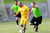 Přátelské utkání starých gard: FK Dolní Dvořiště (zelené dresy) - Dukla Praha 6:12 (2:9). Foto: Pavel Panský