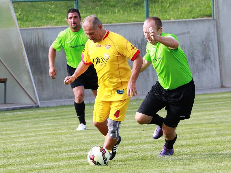 Přátelské utkání starých gard: FK Dolní Dvořiště (zelené dresy) - Dukla Praha 6:12 (2:9). Foto: Pavel Panský