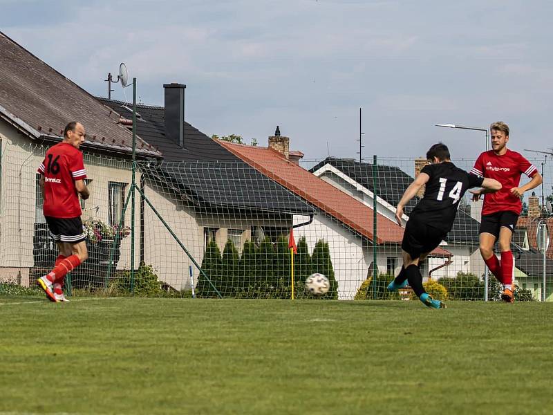 Fotbalisté Dolního Dvořiště (v černých dresech) v generálce porazili Větřní 5:1.