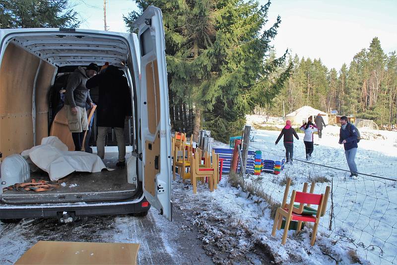 Dobrovolníci likvidovali škody v lesní školce nad Třísovem, kterou v pondělí 10. února 2020 zdemolovala vichřice Sabine.