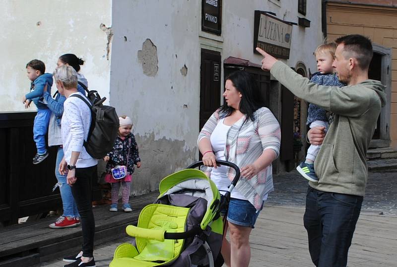 Ulice Českého Krumlova pomalu, ale jistě ožívají.