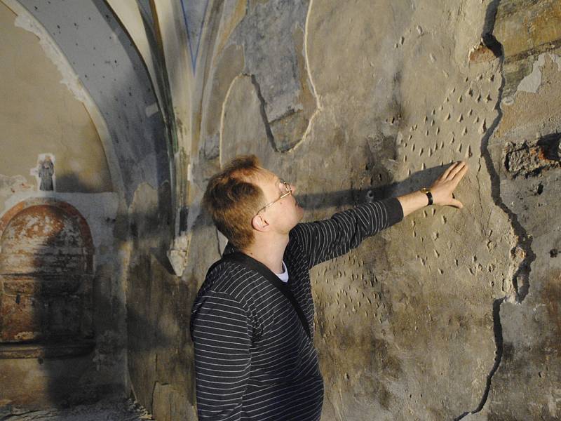 Památkář a odborník na staré umění Roman Lavička kontroluje stav gotické fresky.