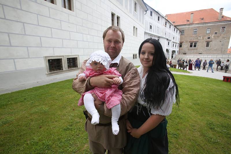 Český Krumlov se probouzí k životu. V sobotu ve dvě hodiny odpolende vyšel historický průvod z pátého zámeckého nádvoří. Zahájil tak kvůli Covidu-19 letos opožděnou sezónu.