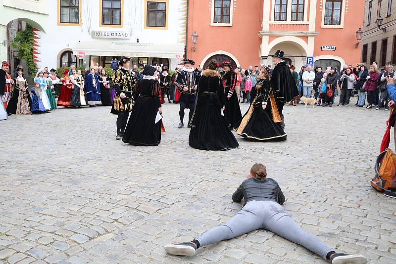 Kostýmovaný historický průvod v Českém Krumlově k ukončení zámecké sezony prošel v sobotu po obědě městem.