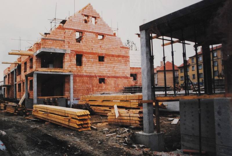 Český Krumlov v roce 1998. Stavba obytného souboru Vyšehrad. Stav na začátku července.