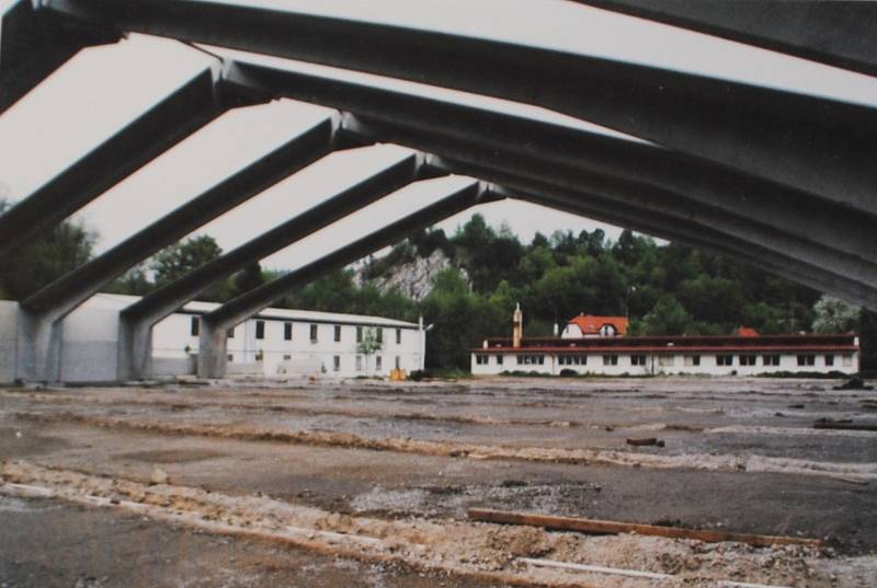 Český Krumlov v roce 1999. Staveniště tenisové haly u Chvalšinské.