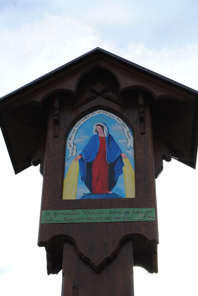 V Křenově byl slavnostně odhalen nový dřevěný mariánský sloup, jehož rekonstrukce se ujali terapeuti a pacienti léčebny Červený dvůr.