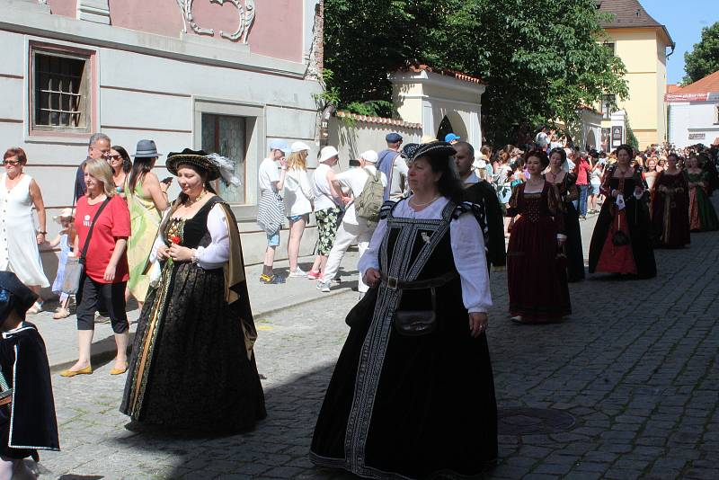 K jedněm z vrcholů Slavností pětilisté růže v Českém Krumlově patřil tradičně sobotní hlavní kostýmovaný průvod ulicemi města.