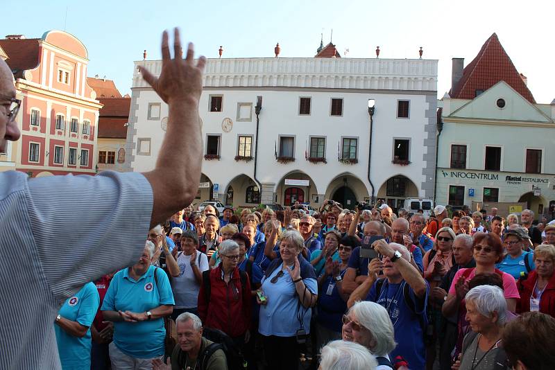 Členové Klubu českých turistů si dali dostaveníčko v Českém Krumlově a pak vyrazili na pochod.