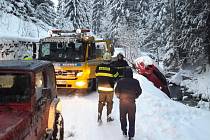 U Pohorské Vsi sjelo auto do potoka, vytahovali ho profesionální hasiči z Kaplice a dobrovolní hasiči z Malont.