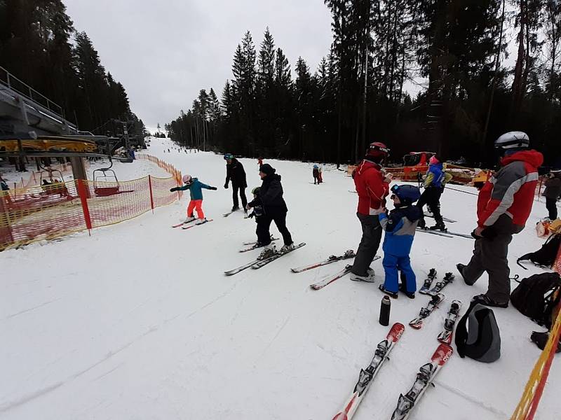 Ve Skiareálu Lipno zahájili v neděli 5. prosince 2021 další lyžařskou sezónu.