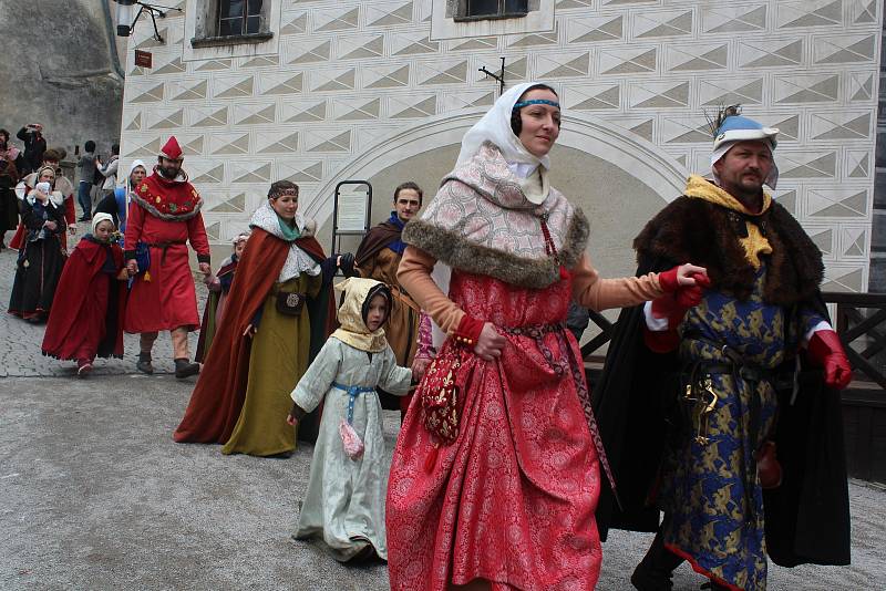 Historický kostýmovaný průvod v sobotu slavnostně zahájil zámeckou sezónu v Českém Krumlově.