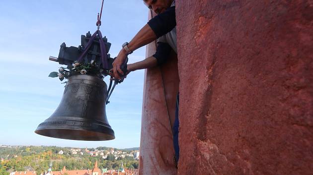 Zvon svatý František byl usazen do věže českokrumlovského zámku.