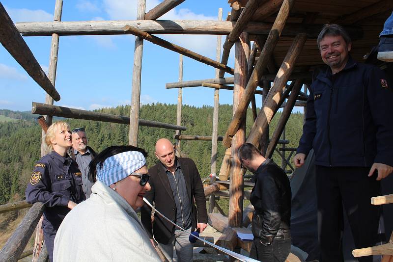 Lezecká skupina Územního odboru Český Krumlov HZS JčK spouštěla na laně z horní plošiny středověkého lešení na Jakobínce při taktickém cvičení dva raněné. Zásahu velel Marek Voldřich.