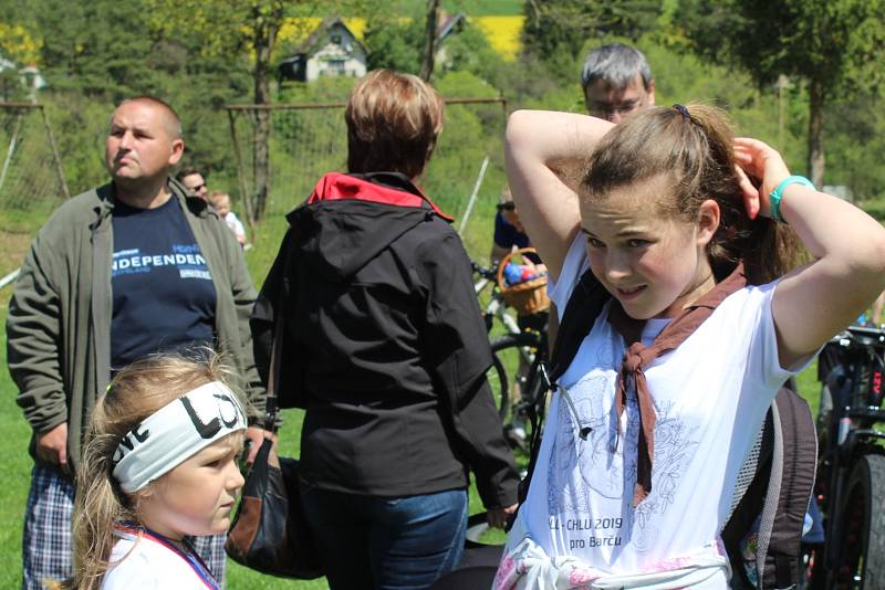 V sobotu 18. května se do Chlumu sjelo na dvě lidí na ChluChlu, prestižní recesistický závod s charitativním posláním, aby podpořili Báru Šebelkovou.