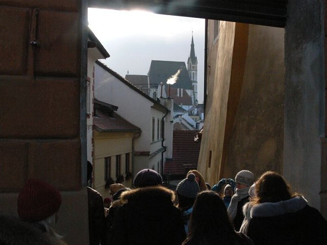 Po Zámeckých schodech s výhledem na Svatého Víta. To není Praha, ale Český Krumlov.