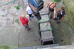 Dvouletá medvíďata se po příjezdu z olomoucké zoo zabydlují na krumlovském zámku.