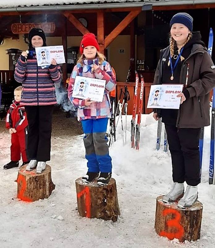 Lyžařský výcvik pojali netradičně. Žáci Základní školy Malonty si  v Janově Vsi na vlastní kůži vyzkoušeli i závod v biatlonu.