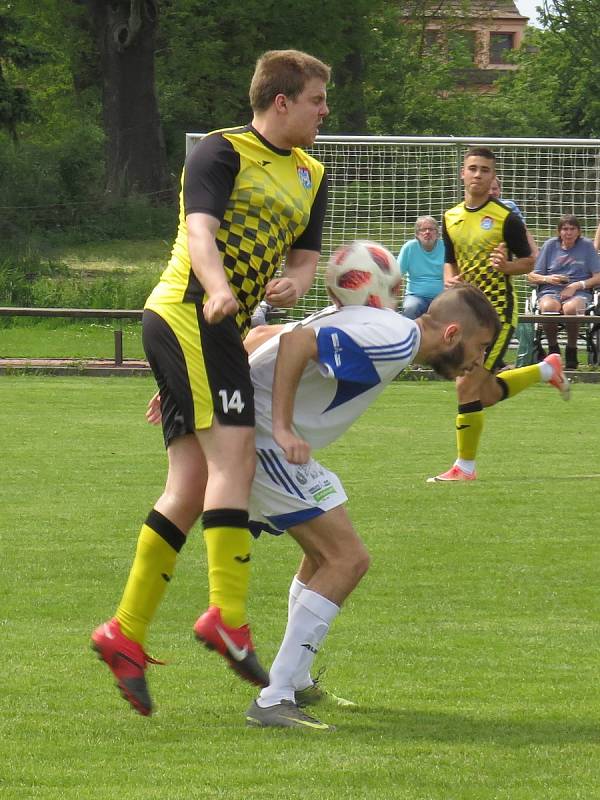 Oblastní I.B třída (skupina A) – 23. kolo: TJ Slavoj Hrdějovice (bílé dresy) – FK Spartak Kaplice 1:5 (0:1).