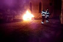 S plameny v noci na pondělí bojovali hasiči v Kaplici.