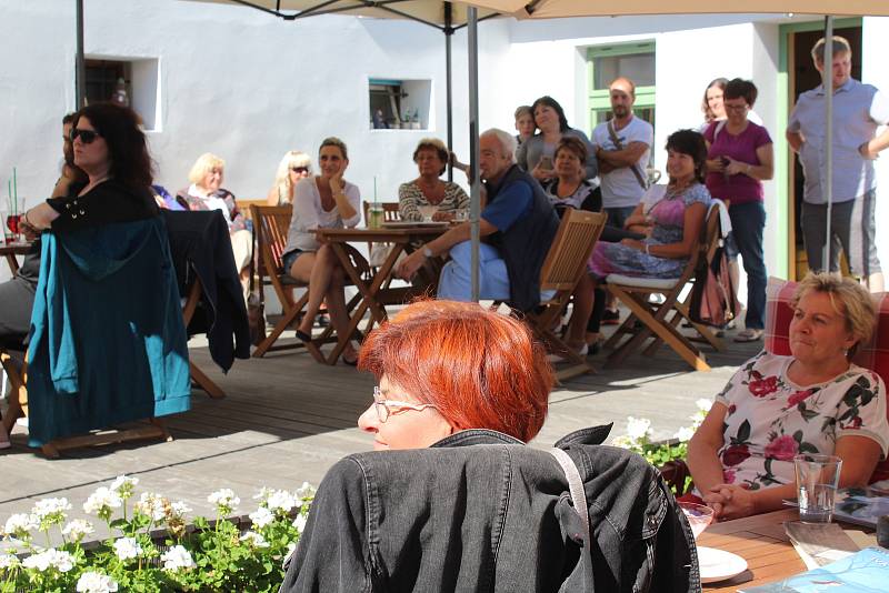 Vernisáž výstavy obrázků Ivy Hüttnerové v kaplické kavárně Kap Café.