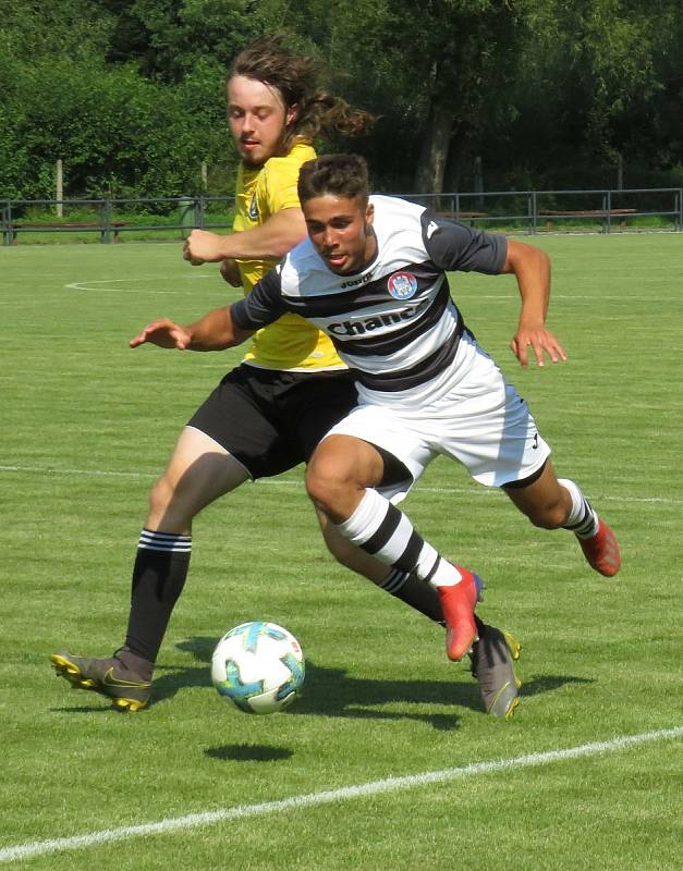 Kapličtí fotbalisté (v černobílém) v přípravném utkání dvou účastníků I. A třídy porazili Veselí nad Lužnicí 4:3.