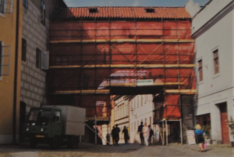 Český Krumlov v roce 1994. Rekonstrukce Červené brány.