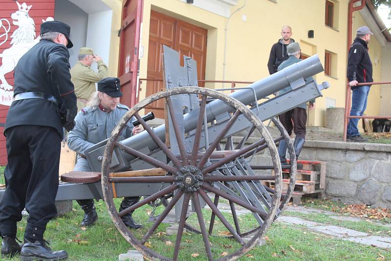 Oslava sto let republiky ve Velešíně na náměstí.