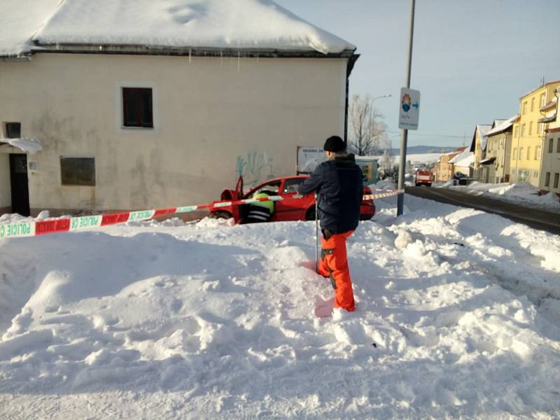 Osobní auto narazilo ve čtvrtek ráno do domu v Černé v Pošumaví.