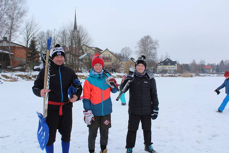 Tisíce lidí dorazily o víkendu zabruslit si na Lipno.