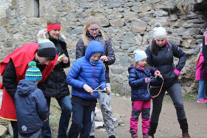 V neděli byla oficiálně zahájena sezóna na zřícenině Dívčí Kámen. Den plný zábavy s hrou o poklad, dílnami, střelbou z luku a kuše či školou žonglování  si užily stovky dětí i dospělých.