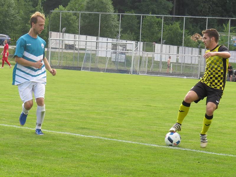 I.B třída (skupina A) – 26. kolo: Vltavan Loučovice (modrobílé dresy) – Spartak Kaplice 5:5 (1:3).