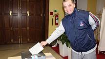 V léčebně Červený Dvůr klienti vhazovali lístky do přenosné volební urny.