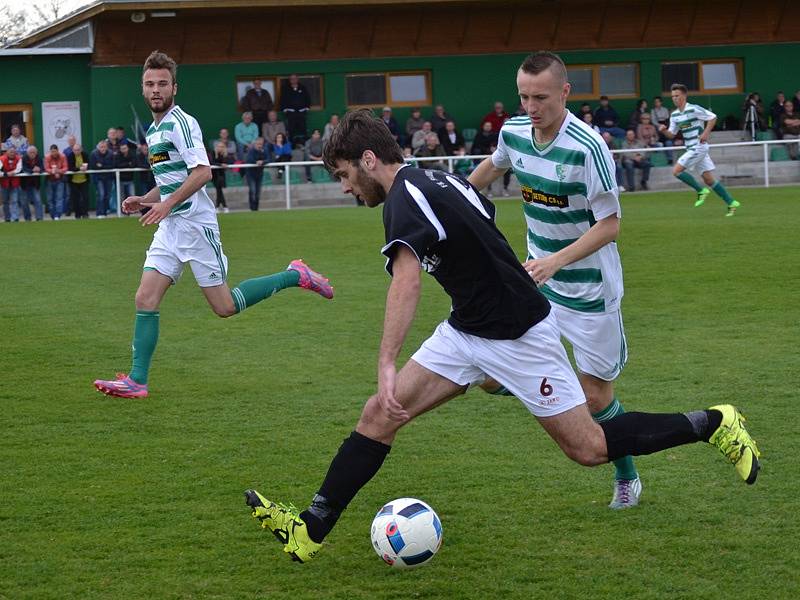 Divize (skupina A) - 21. kolo: Malše Roudné - FK Slavoj Český Krumlov (černé dresy) 0:0, na penalty 3:4.