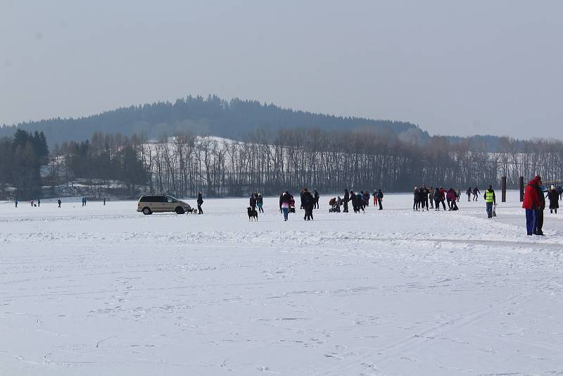 O víkendu v Horní Plané jezdilo přes zamrzlé Lipno jednou auto za druhým.