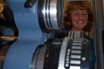 Ředitelka KIC Velešín Hana Růžičková ukazuje duše místního kina – dvě promítačky celuloidových filmů, které ve šrotu neskončí ani po plánované digitalizaci biografu.