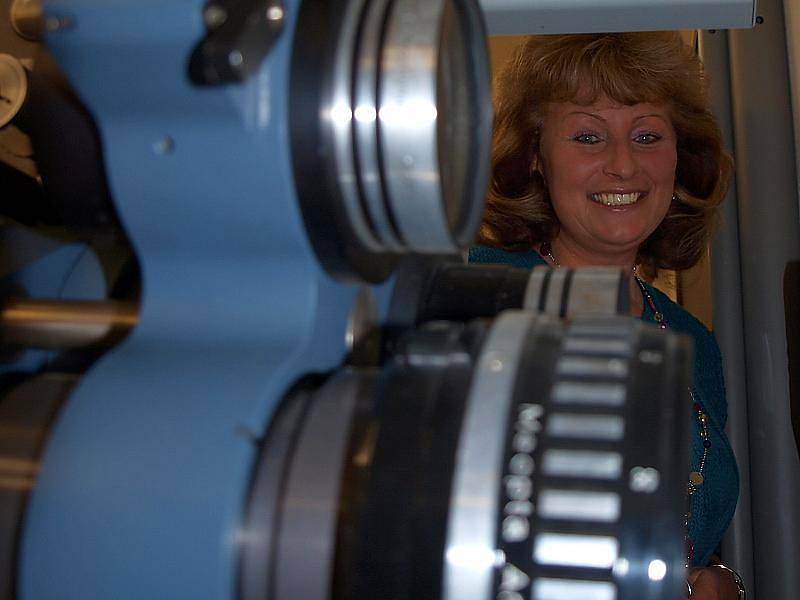 Ředitelka KIC Velešín Hana Růžičková ukazuje duše místního kina – dvě promítačky celuloidových filmů, které ve šrotu neskončí ani po plánované digitalizaci biografu.