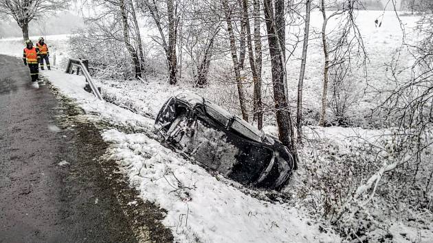 U Benešova nad Černou v sobotu dopoledne havarovalo auto se čtyřmi lidmi.