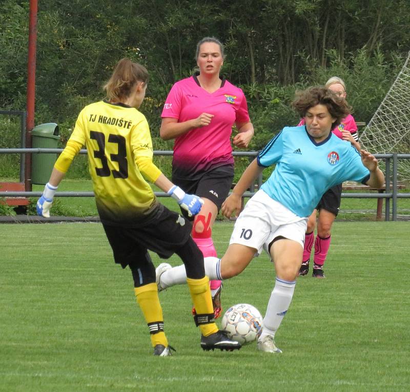 Kaplické fotbalistky (v modrobílém) ve třetím kole divize deklasovaly Hradiště 9:1.