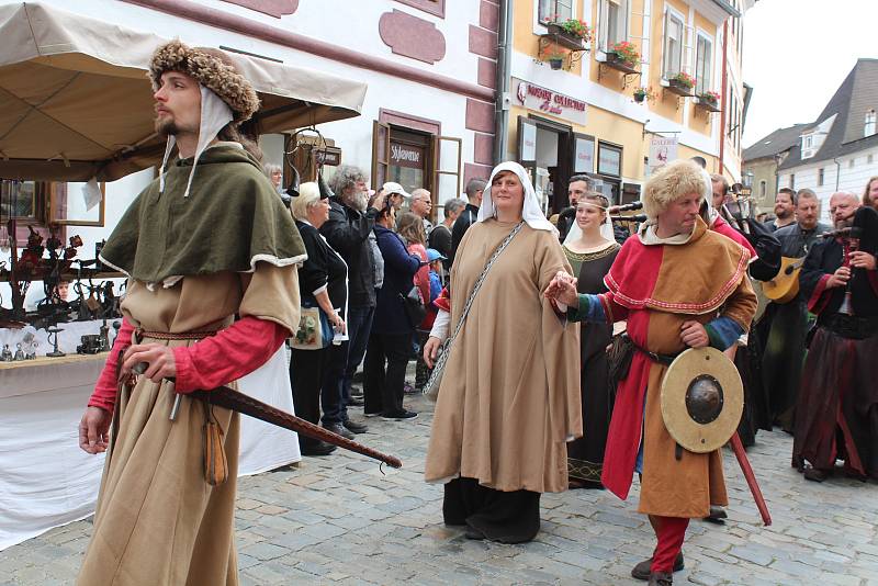 Hlavní kostýmovaný průvod prošel v sobotu historickým centrem Českého Krumlova.