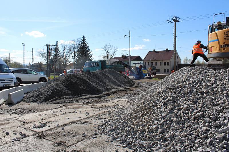 Takto vypadala dnes dopoledne situace na uzavřeném železničním přejezdu v Kaplici Nádraží.