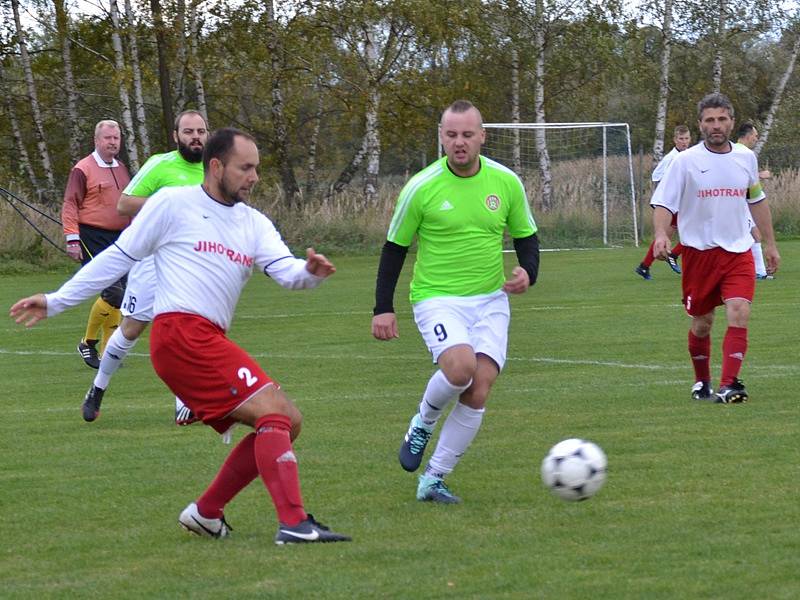 OP muži - 7. kolo: Sokol Křemže (bílé dresy) - Hraničář Malonty 0:2 (0:0).