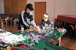 Ve druhé polovině týdne se sál radnice v Křemži proměnil v obrovské staveniště. Nepřijely ale jeřáby, ani bagry, to jen přes 30 dětí postavilo na ploše 12 metrů čtverečních za pouhé tři dny celé město ze stavebnice Lego. 