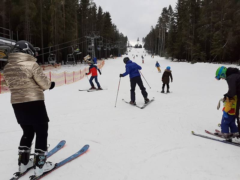 Ve Skiareálu Lipno zahájili v neděli 5. prosince 2021 další lyžařskou sezónu.