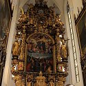 Hlavní raně barokní oltář v opatském chrámu Nanebevzetí Panny Marie ve vyšebrodském klášteře se zlatě  blýská novotou.
